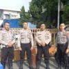 MENGAWASI: Sejumlah personil polisi saat melakukan pengamanan di PT Gramedia Printing Unit Bandung di kawasan