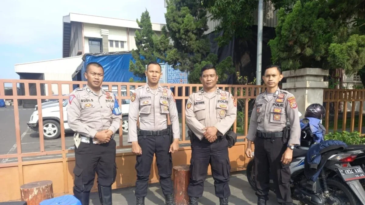 MENGAWASI: Sejumlah personil polisi saat melakukan pengamanan di PT Gramedia Printing Unit Bandung di kawasan