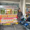 PENGUSAHA: Penjual Jus dengan brand ‘Jus Bandung’ Sobur (48) yang berjualan di salah satu minimarket di Kota S