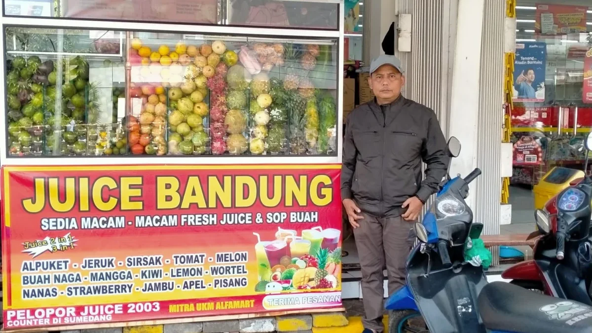 PENGUSAHA: Penjual Jus dengan brand ‘Jus Bandung’ Sobur (48) yang berjualan di salah satu minimarket di Kota S