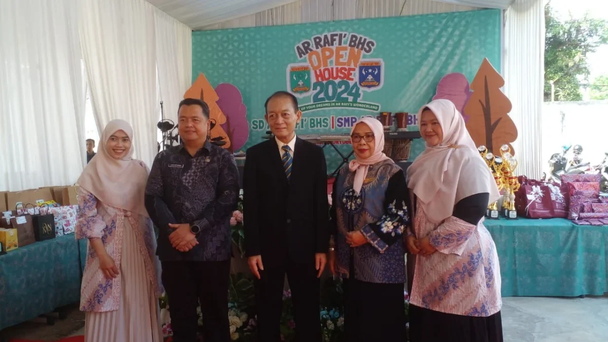 BERSAMA: Direktur Yayasan Ar Rafi BHS Sumedang, Dra Hj Yeyet Suryati, M.M., M.H., (kedua dari kiri) bersama Ke