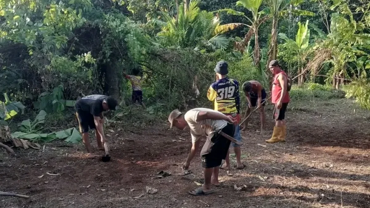 ANTUSIAS: Para pemuda saat gotong royong membangun lapangan voli di lahan kebun milik Dusun Sampora Desa Cubub