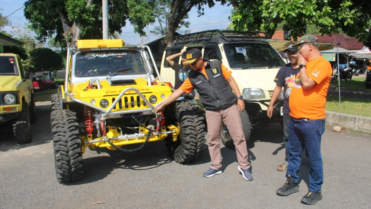 SIAPKAN: Sejumlah peserta Offroader saat mengikuti kegiatan Ulin Bareung 3 Soldadu di Desa Padasari, Kecamatan