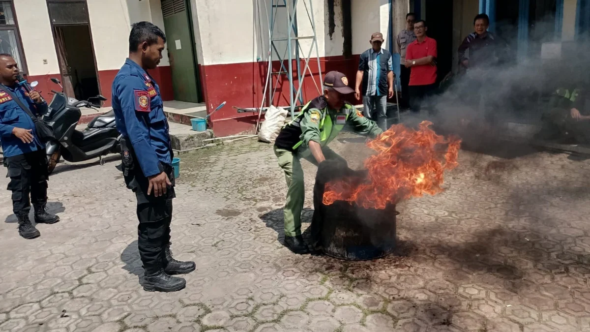 PERAGAKAN: Petugas UPT Damkar Kecamatan Paseh saat simulasi pemadaman api yang melibatkan warga, baru-baru ini