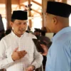 PAPARKAN: Ketua KPU Sumedang saat berbincang dengan wartawan mengenai sosialisasi Pilkada di PPS, baru-baru in