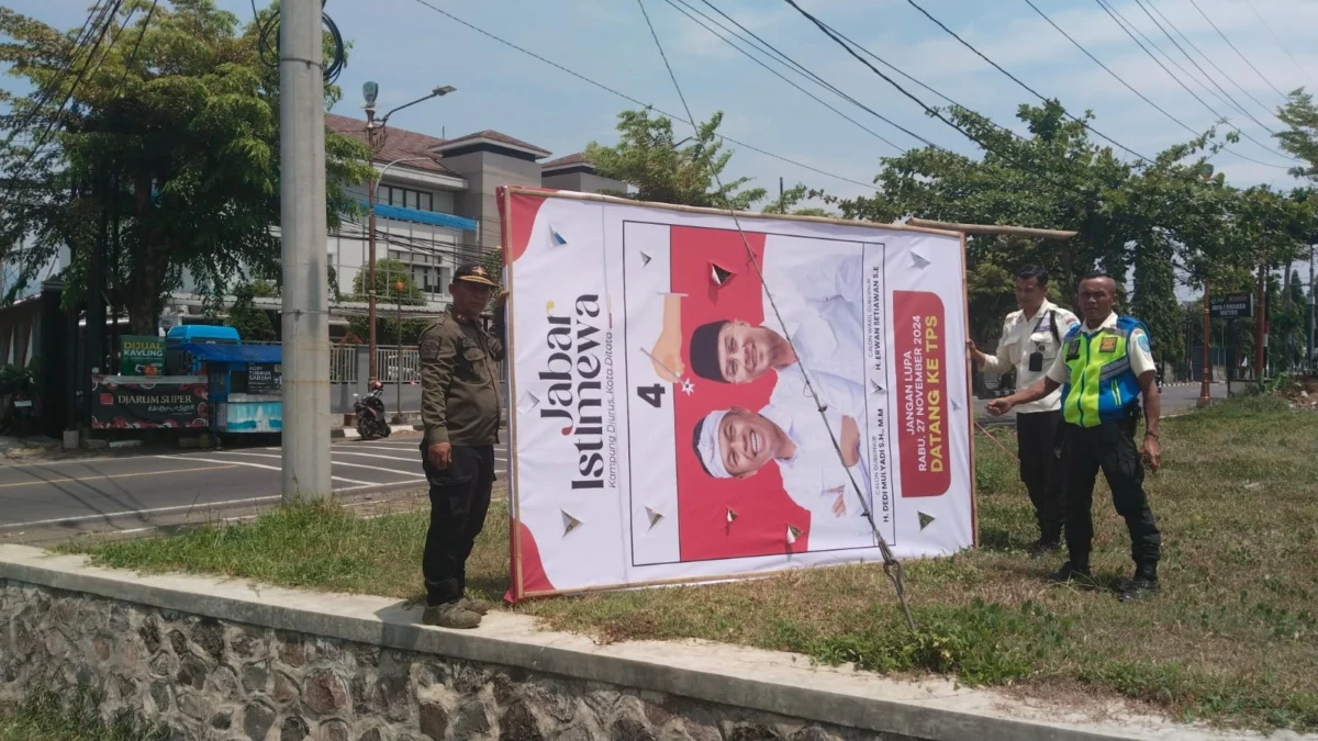 TERTIBKAN: Satuan Polisi Pamong Praja (Satpol PP) bersama Bawaslu Sumedang menertibkan alat peraga kampanye (A