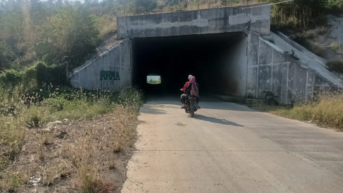 RENTAN: Pengendara motor melintas di terowongan Tol Cisumdawu di Blok Bedeng Dusun Banas Banten Desa Babakanas