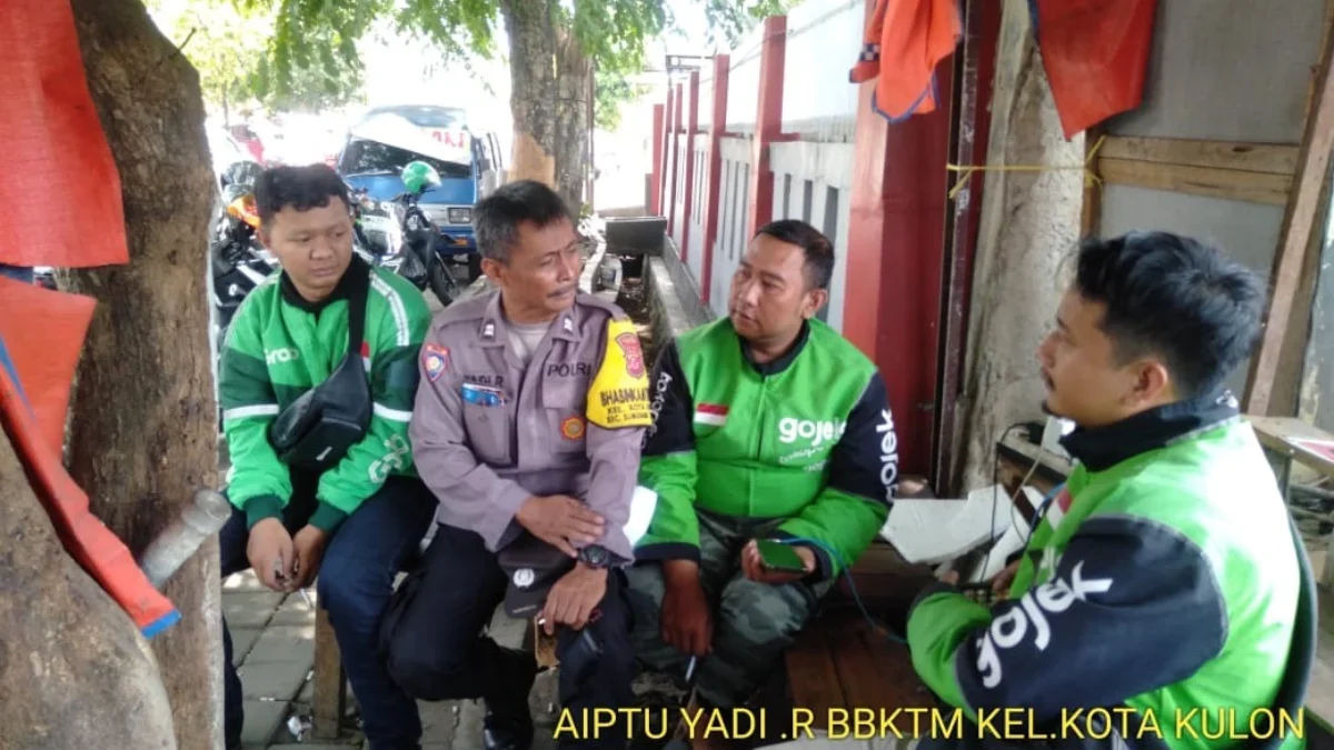 SAMBANGI: Bhabinkamtibmas Kelurahan Kota Kulon Aiptu Yadi Rokhaedi, saat silaturahmi dengan para pengemudi Goj