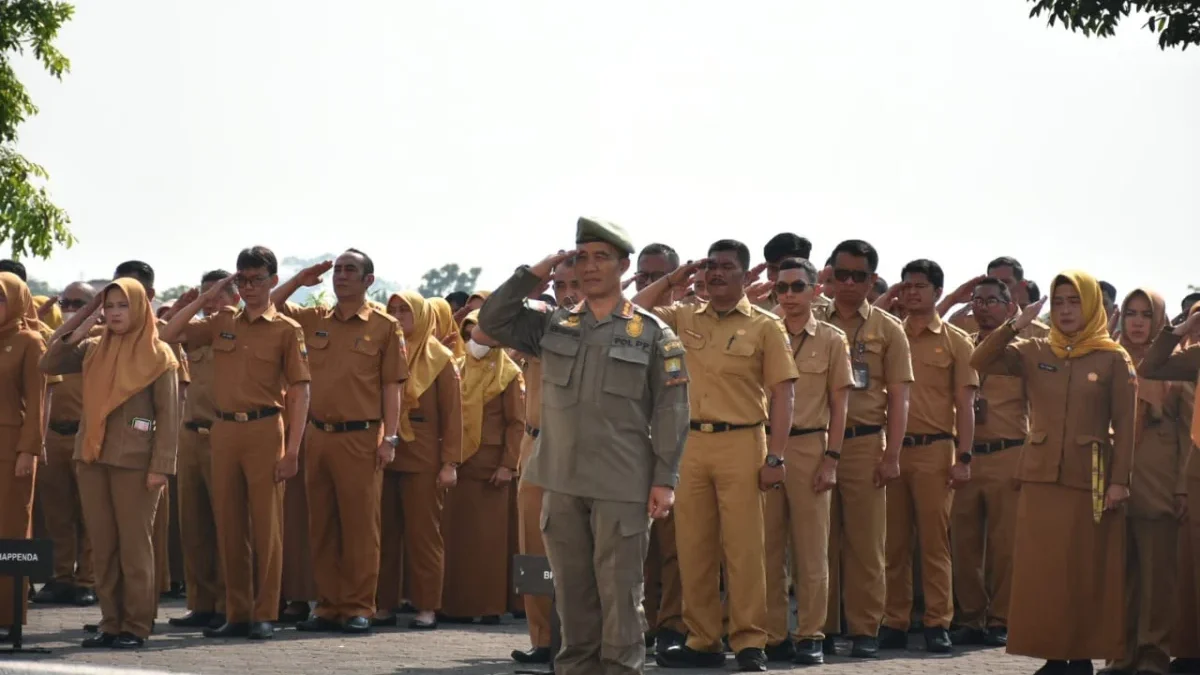 TEGASKAN: Sejumlah Kepala dan Sekretaris SKPD, para Asisten dan Staf Ahli, para Camat, dan para pegawai di lin