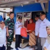 BERI BANTUAN: Muspika Kecamatan Cimanggung bersama perangkat Desa Cihanjuang melakukan kunjungan langsung ke w