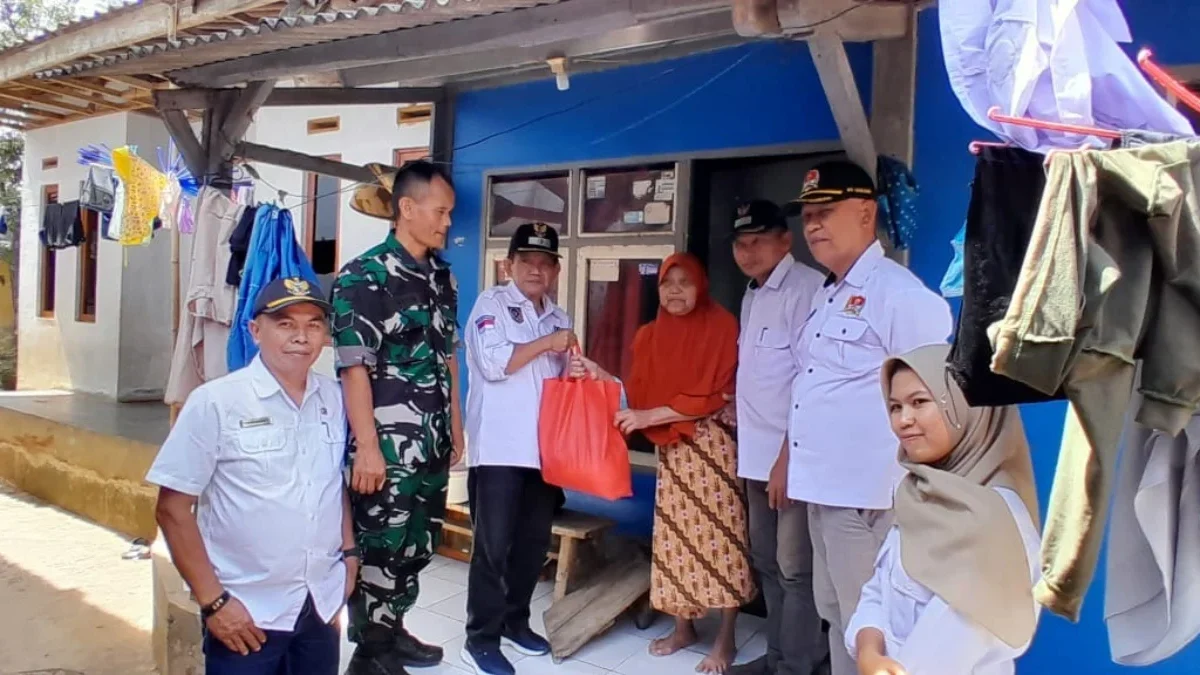 BERI BANTUAN: Muspika Kecamatan Cimanggung bersama perangkat Desa Cihanjuang melakukan kunjungan langsung ke w