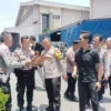 PASTIKAN: Kapolres Sumedang AKBP Joko Dwi Harsono, saat melakukan kunjungan ke PT. Gramedia di Kawasan Industr