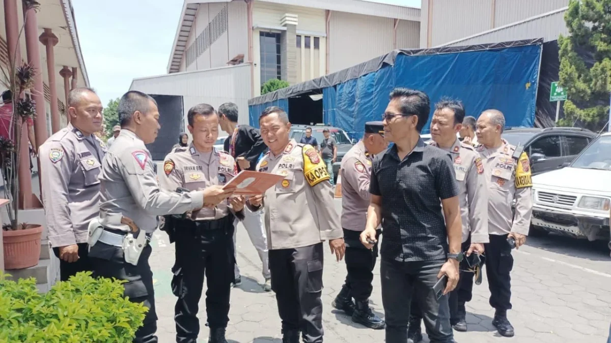 PASTIKAN: Kapolres Sumedang AKBP Joko Dwi Harsono, saat melakukan kunjungan ke PT. Gramedia di Kawasan Industr