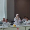 PAPARKAN: Pj Bupati Sumedang Yudia Ramli didampingi Sekda Tuti Ruswati saat mempresentasikan dua inovasi ‘Sabe