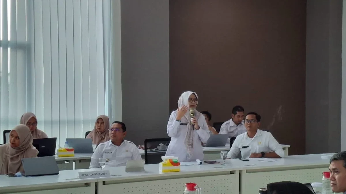 PAPARKAN: Pj Bupati Sumedang Yudia Ramli didampingi Sekda Tuti Ruswati saat mempresentasikan dua inovasi ‘Sabe