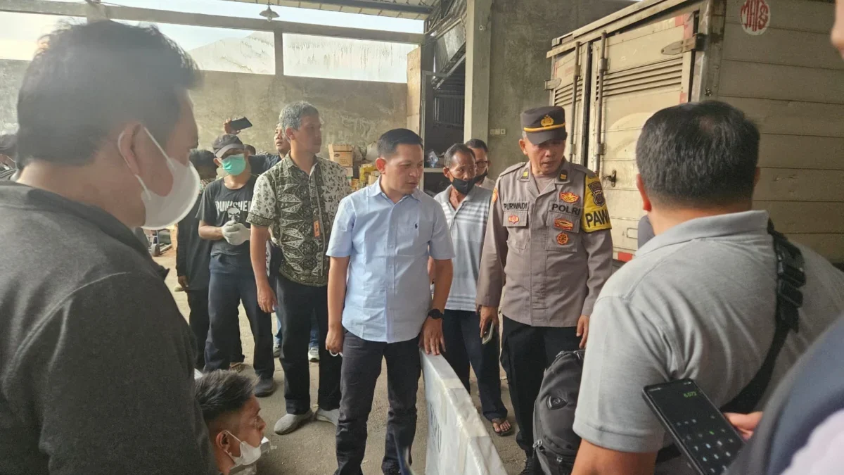 PANTAU: Ketua KPU Kabupaten Sumedang Ogi Ahmad Fauzi saat memonitoring penerimaan logistik Pilkada 2024 di Gud