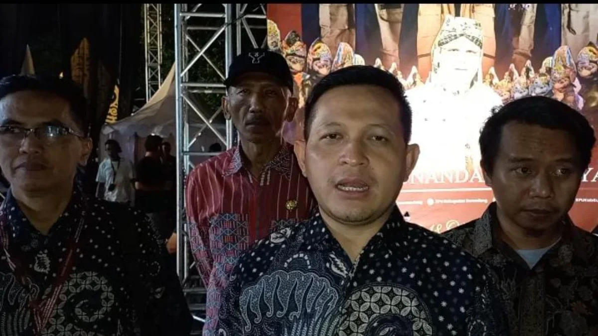 SOSIALISASI: Ketua KPU Sumedang Ogi Ahmad Fauzi saat diwawancara awak media, baru-baru ini.