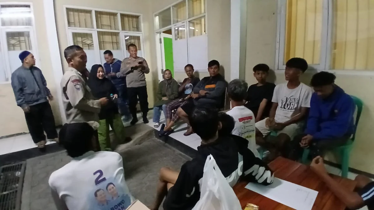 BERTINDAK: Lurah Talun Rinny Mulyati, S.E., M.Si., bersama jajaran Polsek Sumedang Utara, saat melakukan pembi