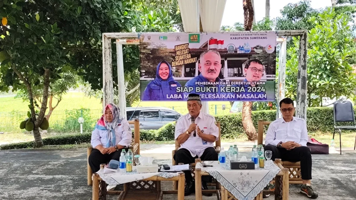 BERBAGI WAWASAN: Direktur Utama Perumda Air Minum Tirta Medal Sumedang, Rd Moch Taufik Suriakusumah (tengah) m