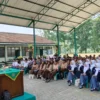 EDUKASI: Sejumlah pelajar tingkat SLTA se-Kabupaten Sumedang saat mengikuti sosialisasi Pilkada di Makodim, ba