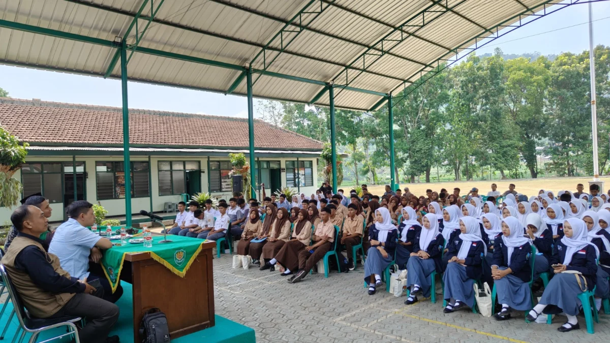 EDUKASI: Sejumlah pelajar tingkat SLTA se-Kabupaten Sumedang saat mengikuti sosialisasi Pilkada di Makodim, ba