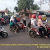 AMANKAN: iptu Pepen Apendi saat mengatur lalulintas di Jalan Kartini Keluraha Cipamempeuk, kemarin.