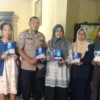 SALURKAN: Bhabinkamtibmas Desa Sukadana, Bripka Tri Widodo, bersama kader Posyandu Bojong Bolang saat kegiatan