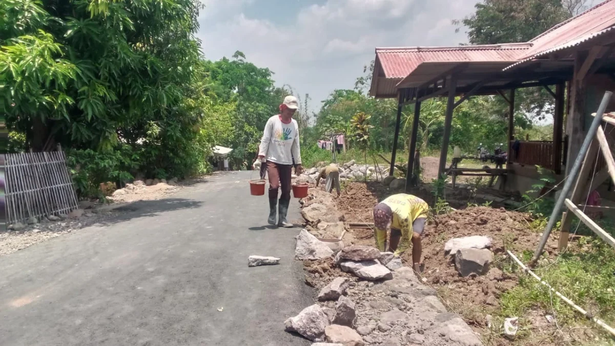 TINGKATKAN: Para pekerja saat melakukan pembangunan TPT di Dusun Pasir Ipis Desa Karangbungur Kecamatan Buahdu