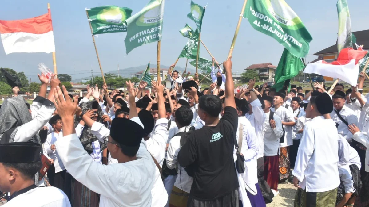 SEMANGAT: Ratusan santri saat mengikuti Apel Hari Santri Nasional (HSN) 2024 di PPS, kemarin.