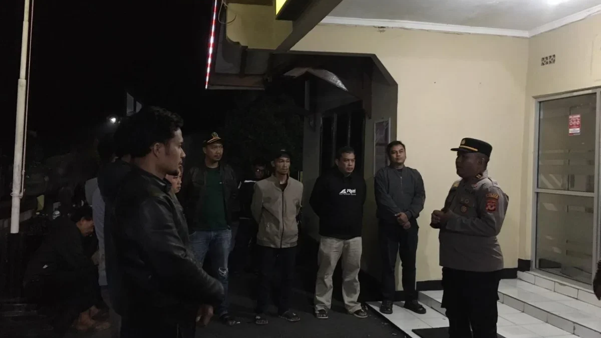 TANGANI: Kapolsek Tanjungkerta Iptu Budiman Hidayat saat memberikan pengarahan kepada orang tua para pelaku ya