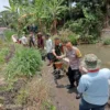 GOTONG ROYONG: Babinsa Desa Nyalindung, Serda Aris Setiyanto, saat kegiatan karya bakti bersama warga dalam pe