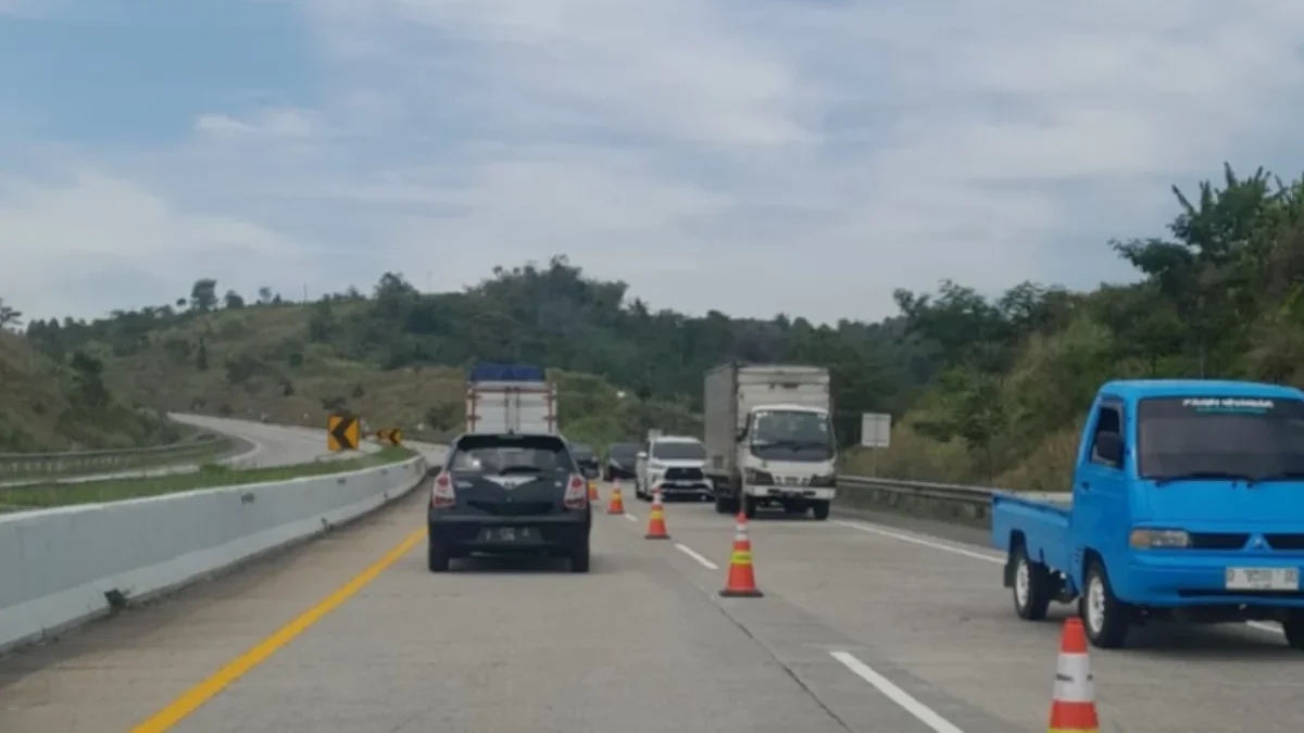 DIATUR: Sejumlah pengendara saat diberlakukan rekayasa lalu lintas di Tol Cisumdawu, kemarin.