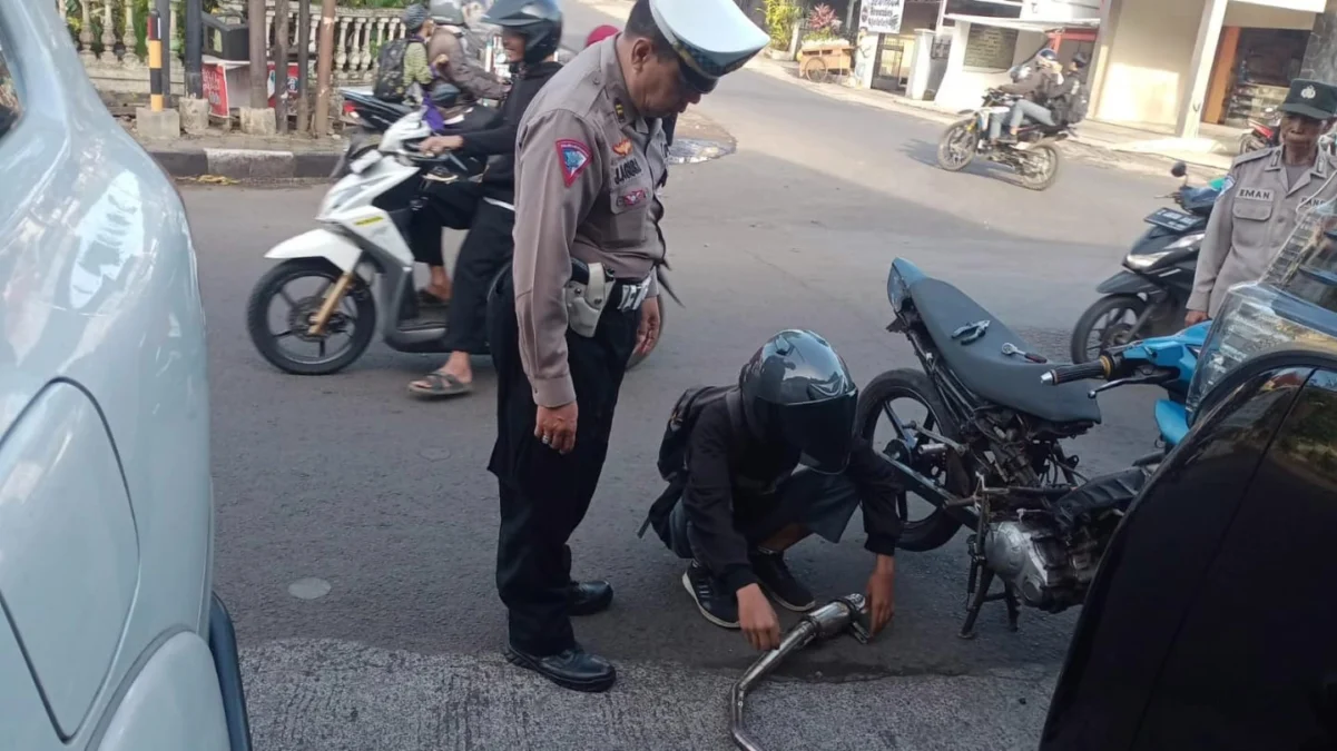 TERTIBKAN: Sejumlah personil kepolisian Polsek Sumedang Selatan pada saat penertiban knalpot bising atau brong