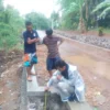 MENGUKUR: Beberapa warga saat melihat TPT di Dusun/Desa Ciawitali Kecamatan Buahdua, baru-baru ini.