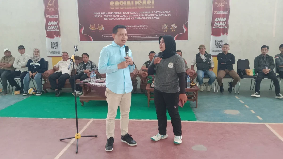 DORONG PARTISIPASI: Ketua KPU Sumedang Ogi Ahmad Fauzi saat melakukan sosialisasi Pilkada kepada Komunitas Bol