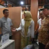 DIRESMIKAN: Pj Bupati Sumedang Yudia Ramli saat mengecek loket Mal Pelayanan Publik (MPP) mini di Sabusu Kecam