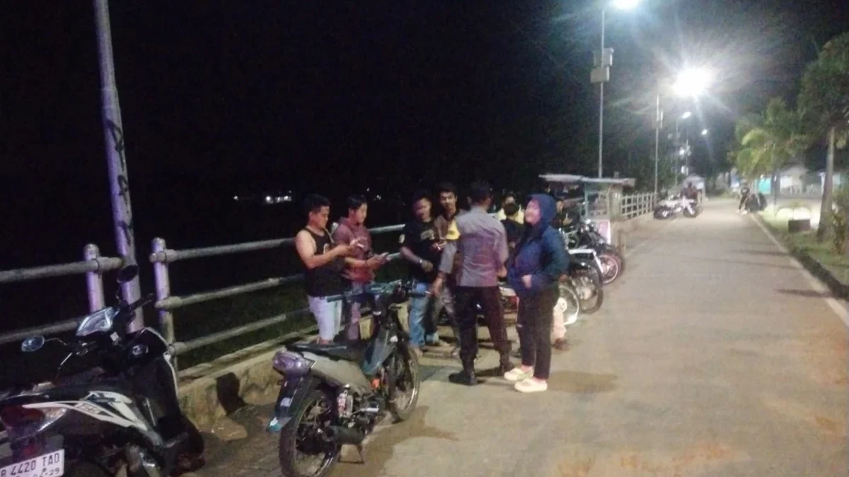 ANTISIPASI: Salah satu anggota personel Polsek Wado saat melakukan patrol di Jembatan Cinta Kecamatan Wado, ba