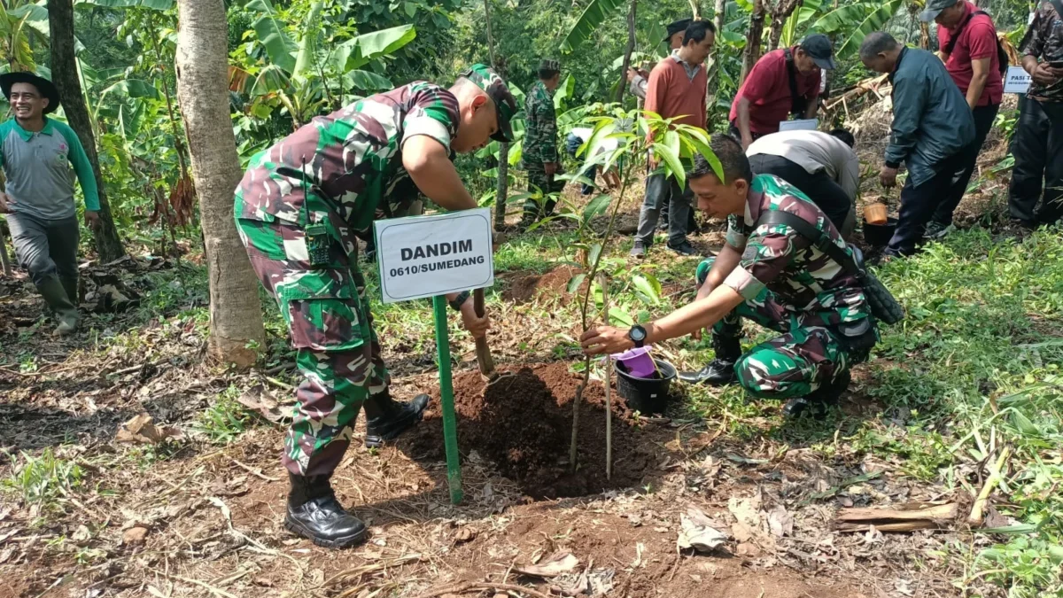 TANAM: Dandim 0610/Sumedang, Letkol Kav Christian Gordon Rambu saat melukukan penanaman pohon di Kecamatan Sur