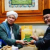 KERJA SAMA: Cagub Jabarr nomor urut 3, Ahmad Syaikhu, saat bertemu dengan ulama Sumedang, Abuya KH Muhammad Mu