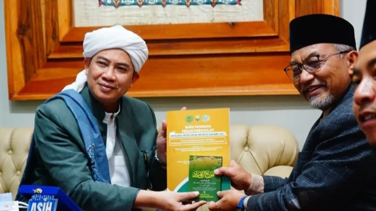 KERJA SAMA: Cagub Jabarr nomor urut 3, Ahmad Syaikhu, saat bertemu dengan ulama Sumedang, Abuya KH Muhammad Mu