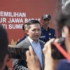 LAKSANAKAN: Ketua KPU Sumedang Ogi Ahmad Fauzi saat Apel Kesiapan Pilkada di Alun-alun Sumedang, kemarin.