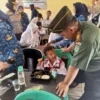 SENANG: Sejumlah siswa SLB Negeri B Cimalaka saat menerima makanan bergizi gratis di sekolahnya, kemarin.