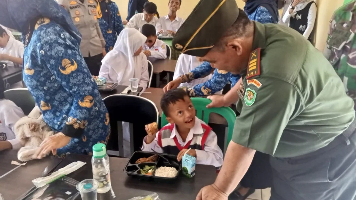 SENANG: Sejumlah siswa SLB Negeri B Cimalaka saat menerima makanan bergizi gratis di sekolahnya, kemarin.