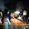 MENINGGAL: Korban Yobi (28) saat diperiksa Tim Inafis Polres Sumedang dan media RSUD Sumedang di Kelurahan Kot