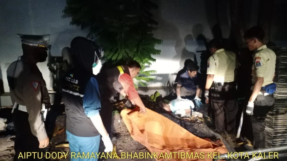 MENINGGAL: Korban Yobi (28) saat diperiksa Tim Inafis Polres Sumedang dan media RSUD Sumedang di Kelurahan Kot