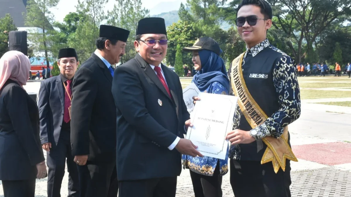 APRESIASI: Pj Bupati Sumedang Yudia Ramli saat menyerahkan penghargaan kepada Grand Winner Duta Pariwisata Ind