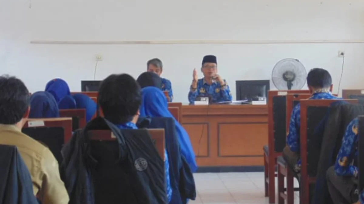 TARGETKAN: Sejumlah pejabat Dinas Pertanian saat melaksanakan evaluasi terkait penyerapan pupuk bersubsidi di