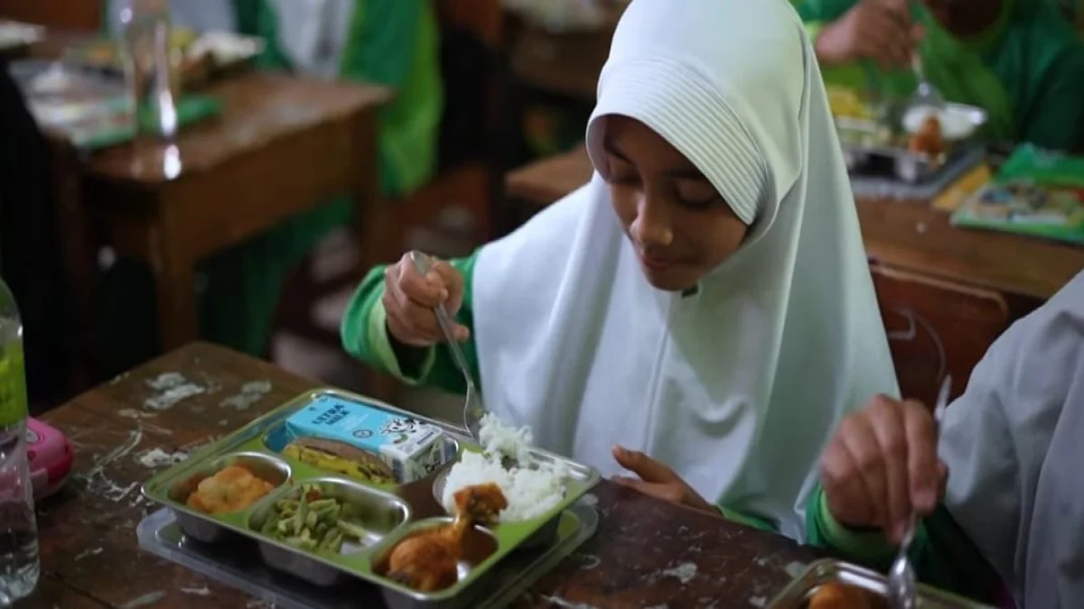 MAKAN BERGIZI: Siswa di Subang antusias mengikuti simulasi program makan bergizi gratis. Simulasi ini dilakuka