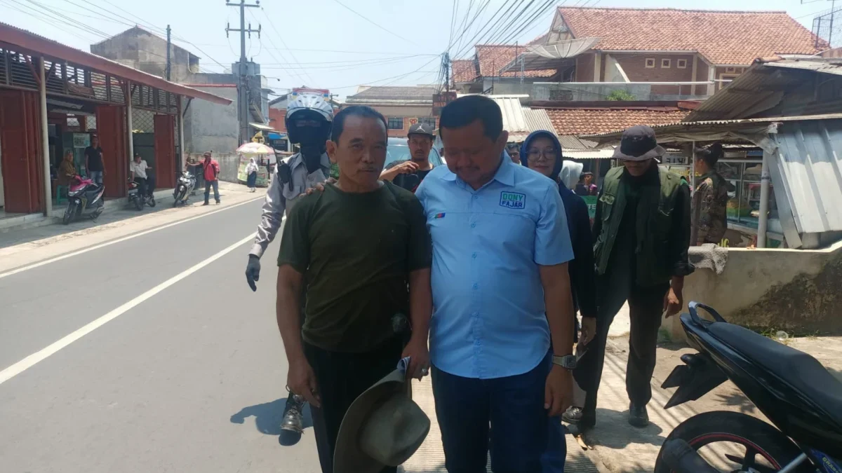 BERKUNJUNG: Calon Bupati Sumedang nomor urut 2 Dony Ahmad Munir saat berbincang dengan warga Conggeang, Apih S