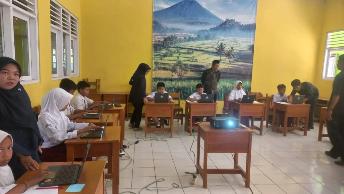 PANTAU: Anggota Dewan Pendidikan Kabupaten Sumedang, Jujun Juhanda saat Monev ANBK 2024 di Kecamatan Tanjungke